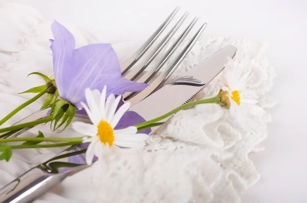 Masa çatal ve bıçak peçeteye Ortaçağ tarzı, çiçek — Stok fotoğraf