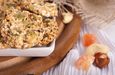 ince Kaptan fındık, tahıl, ayçiçeği ve susam, pasta ve sukhofrukty