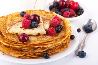 beyaz zemin üzerinde meyveleri ile Pancakes