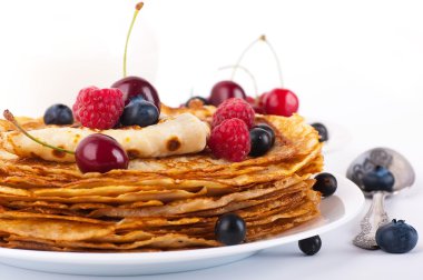 beyaz zemin üzerinde meyveleri ile Pancakes