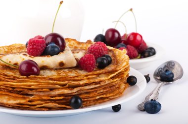 beyaz zemin üzerinde meyveleri ile Pancakes