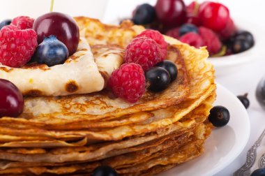 beyaz zemin üzerinde meyveleri ile Pancakes