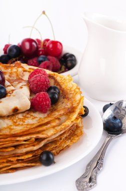 çilek ve süt kabı ile Pancakes