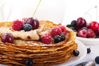 beyaz zemin üzerinde meyveleri ile Pancakes