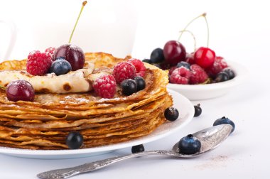 beyaz zemin üzerinde meyveleri ile Pancakes