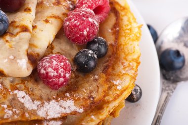 beyaz zemin üzerinde meyveleri ile Pancakes