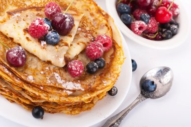 beyaz zemin üzerinde meyveleri ile Pancakes