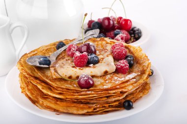 beyaz zemin üzerinde meyveleri ile Pancakes