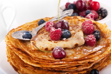 beyaz zemin üzerinde meyveleri ile Pancakes