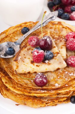 beyaz zemin üzerinde meyveleri ile Pancakes