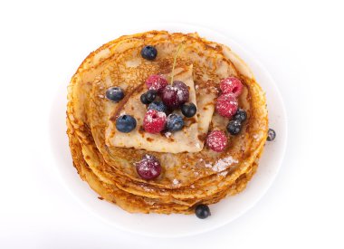 beyaz zemin üzerinde meyveleri ile Pancakes