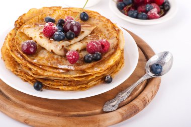 beyaz zemin üzerinde meyveleri ile Pancakes