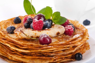 çilek ve beyaz zemin üzerine nane ile Pancakes