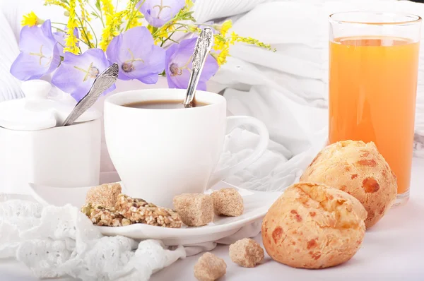 朝食はコーヒー ロールを繊細なクレンジングティッシュのジュース — ストック写真