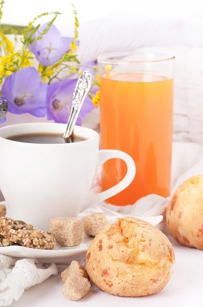 Colazione a base di caffè con panini, succo di frutta su delicati tovaglioli — Foto Stock
