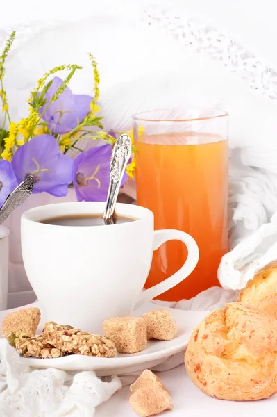 Café da manhã de café com rolos, suco em guardanapos delicados — Fotografia de Stock