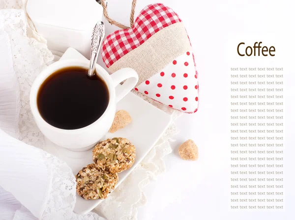 Tasse de café, pain et coeur rouge sur fond blanc — Photo