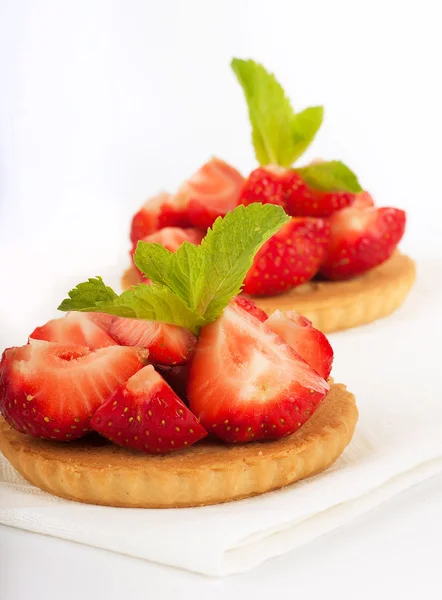 Erdbeere mit Minze und Tasse Kaffee auf weißem Hintergrund — Stockfoto
