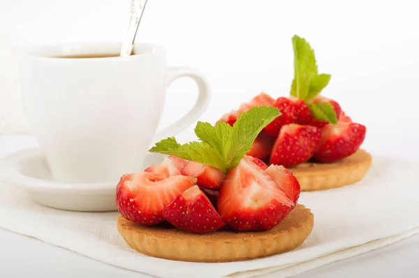 草莓的薄荷和杯咖啡在白色背景上 — 图库照片