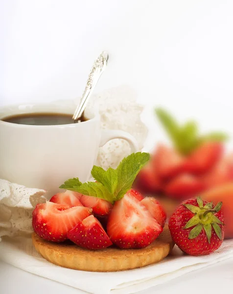 Fresa con una menta y una taza de café sobre fondo blanco — Foto de Stock