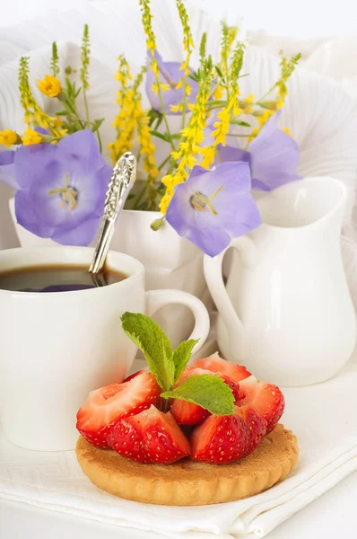 Jordgubbar med mynta och kopp kaffe, sommarblommor — Stockfoto