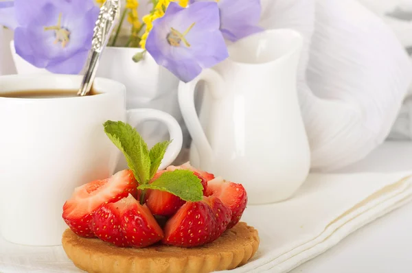 Fresa con una menta y taza de café, flores de verano — Foto de Stock