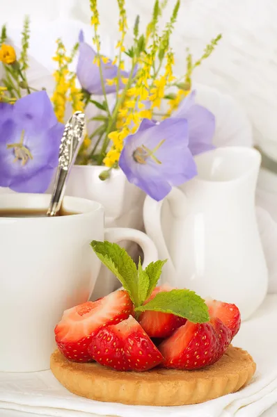 Fresa con una menta y taza de café, flores de verano — Foto de Stock