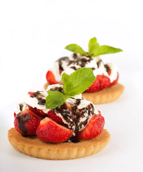 Erdbeere mit Minze und Schokolade, Tasse Kaffee, Sommerblumen — Stockfoto