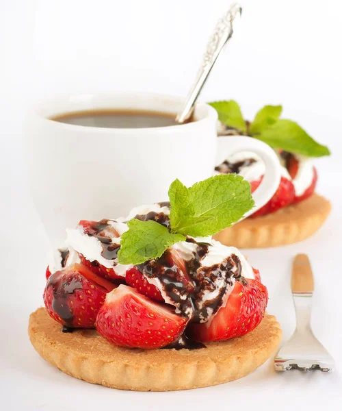 草莓的薄荷和巧克力，喝杯咖啡、 夏季花卉 — 图库照片
