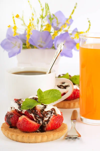 Aardbei met een kopje mint en chocolade, koffie, zomerbloemen — Stockfoto