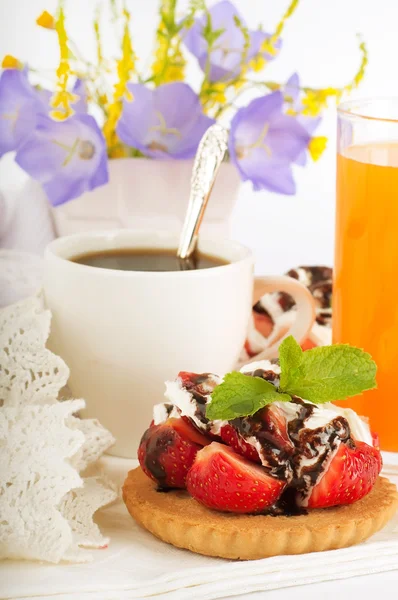 Fresa con menta y chocolate, taza de café, flores de verano — Foto de Stock