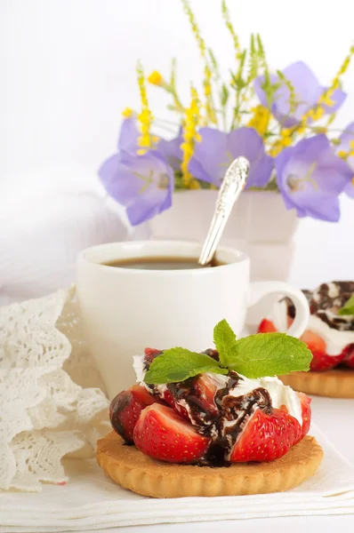 Morango com hortelã e chocolate, xícara de café, flores de verão — Fotografia de Stock