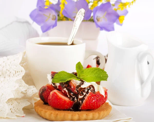 Çilek bir nane ve çikolata, kahve, yaz çiçek fincan — Stok fotoğraf