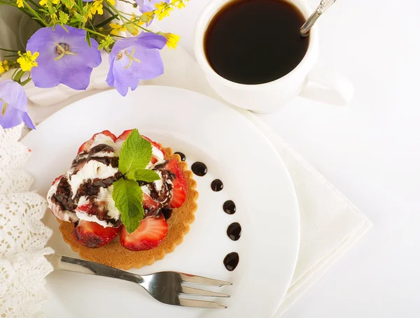Jahody s mátou a čokolády, šálek kávy, letní květiny — Stock fotografie