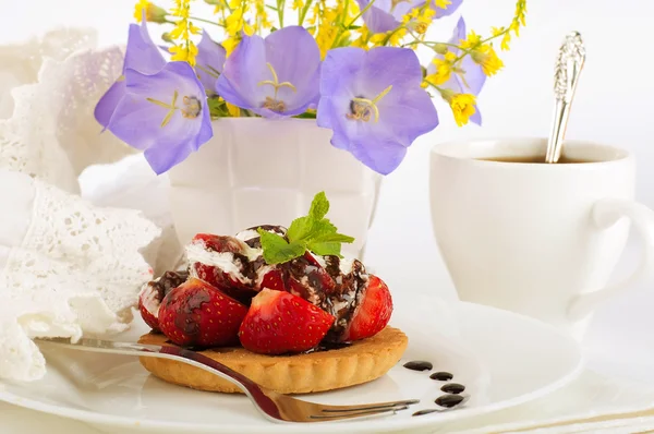 Fresa con menta y chocolate, taza de café, flores de verano — Foto de Stock