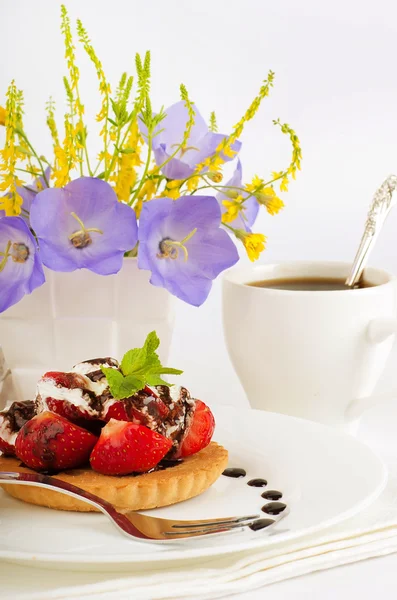 Jordgubbar med en mint och choklad, kopp kaffe, sommarblommor — Stockfoto