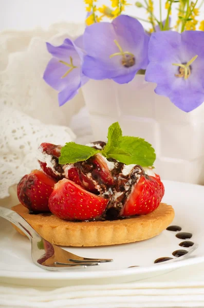 Erdbeere mit Minze und Schokolade, Tasse Kaffee, Sommerblumen — Stockfoto