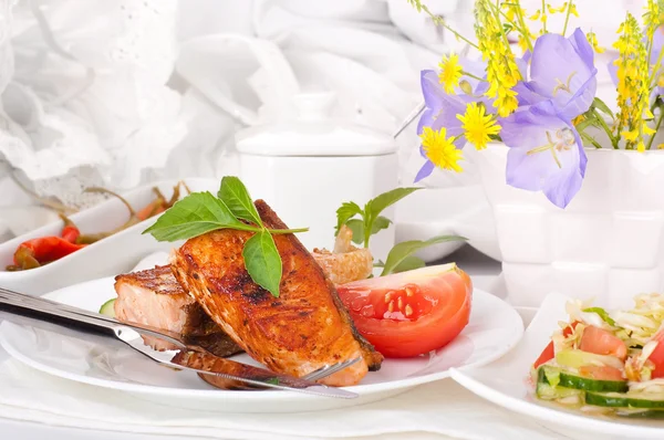 A trout is fried with a pepper and basil, tomatoes and field flowers — Stock Photo, Image