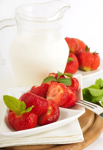 Erdbeere mit Minze und Milchkrug auf einer weißen Serviette — Stockfoto