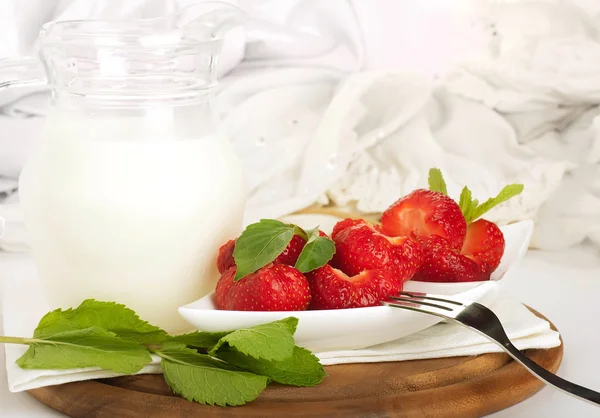 Morango com hortelã e jarro de leite em um serviette branco — Fotografia de Stock
