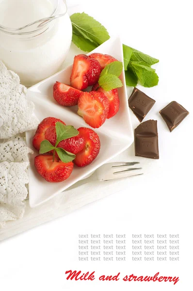 Truskawki z miętą i Dzbanek mleka, czekolada — Zdjęcie stockowe