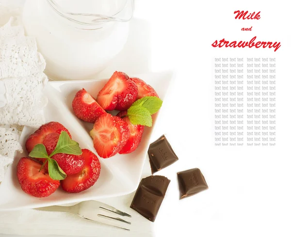 与薄荷和水罐的牛奶，巧克力草莓 — 图库照片