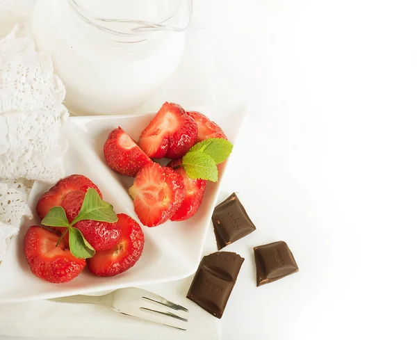 Fresa con menta y jarra de leche, chocolate — Foto de Stock