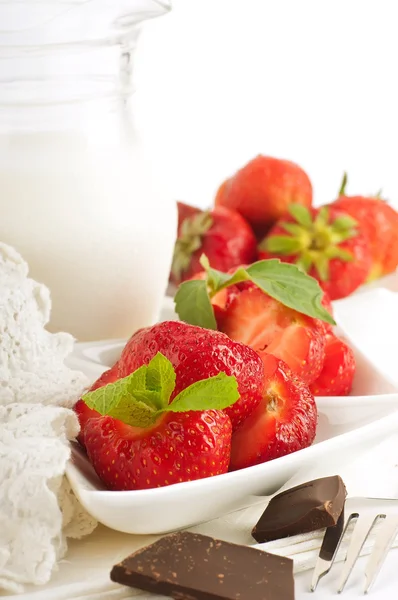 Erdbeere mit Minze und Krug Milch, Schokolade — Stockfoto
