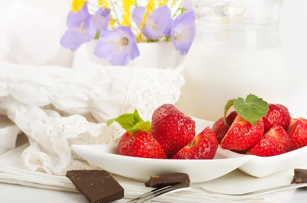 与薄荷和水罐的牛奶，巧克力草莓 — 图库照片