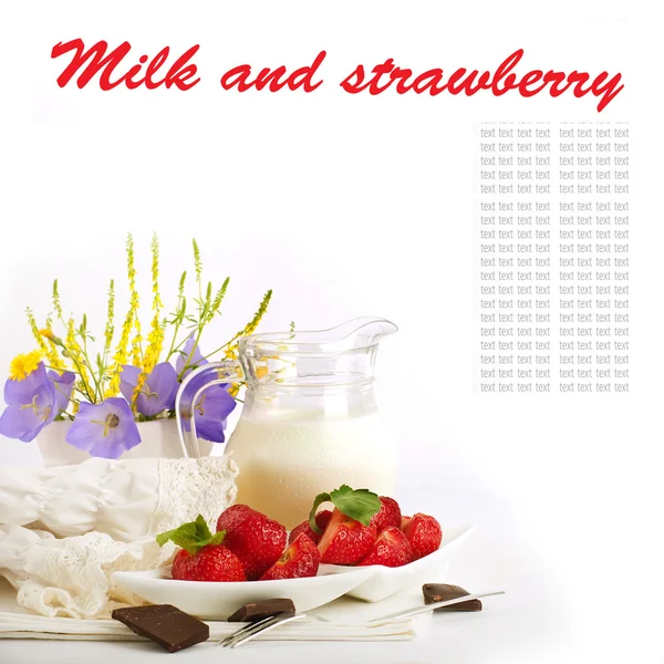 Morango com hortelã e jarro de leite, chocolate — Fotografia de Stock