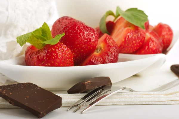 Erdbeere mit Minze und Krug Milch, Schokolade — Stockfoto