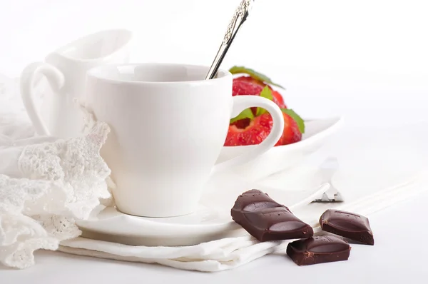 Jahody s mátou a šálek kávy, čokolády — Stock fotografie