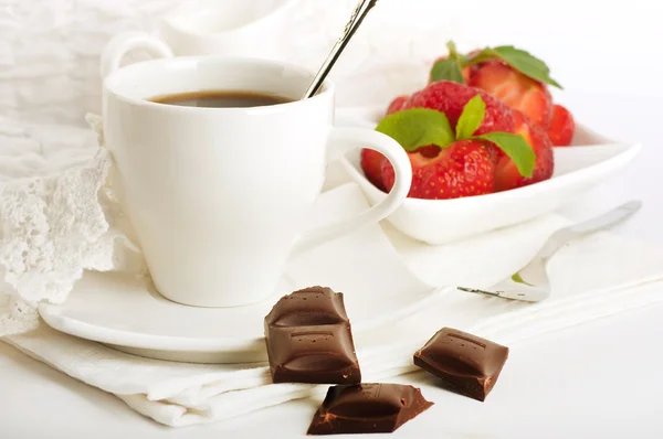 Fresa con una menta y taza de café, chocolate — Foto de Stock