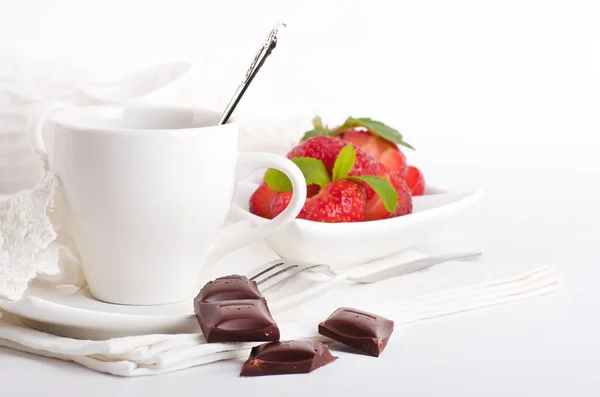 一杯のコーヒーとミント、イチゴ、チョコレート — ストック写真